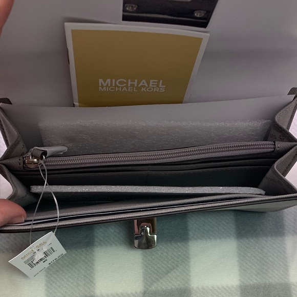 SOLD!ɴᴡᴛ! ᴍɪᴄʜᴀᴇʟ ᴋᴏʀs ʟᴇᴀᴛʜᴇʀ ᴛɪɴᴀ ᴄᴀʀʏᴀʟʟ ᴡᴀʟʟᴇᴛ - Picture 6 of 7